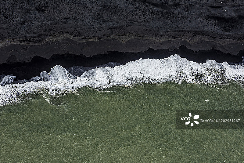 海浪拍打冰岛海岸图片素材