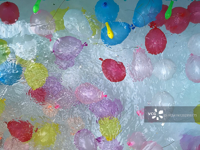 游泳池中的水球图片素材