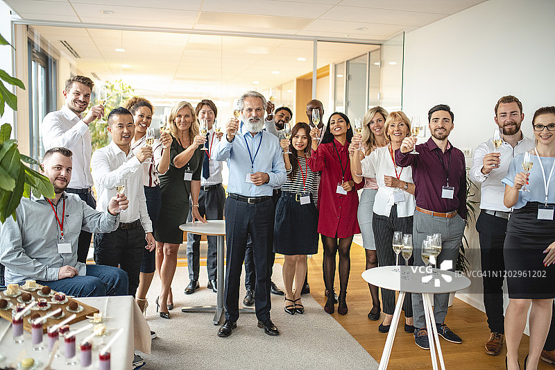 首席执行官与高管团队举杯香槟祝酒图片素材