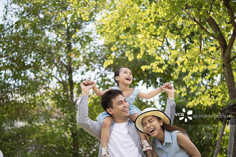 幸福家庭在自家花园中的肖像图片素材