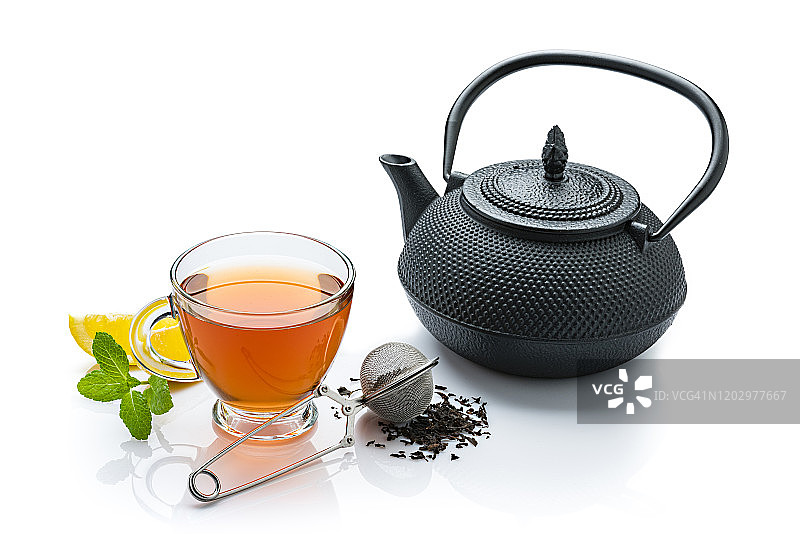 红茶杯配茶漏和茶壶，在白色背景上隔离，留有复制空间图片素材
