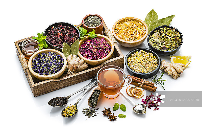 多种彩色茶叶和干花，白色背景图片素材