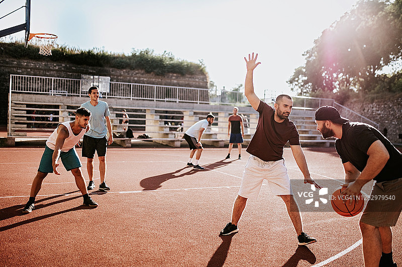 男人打篮球图片素材