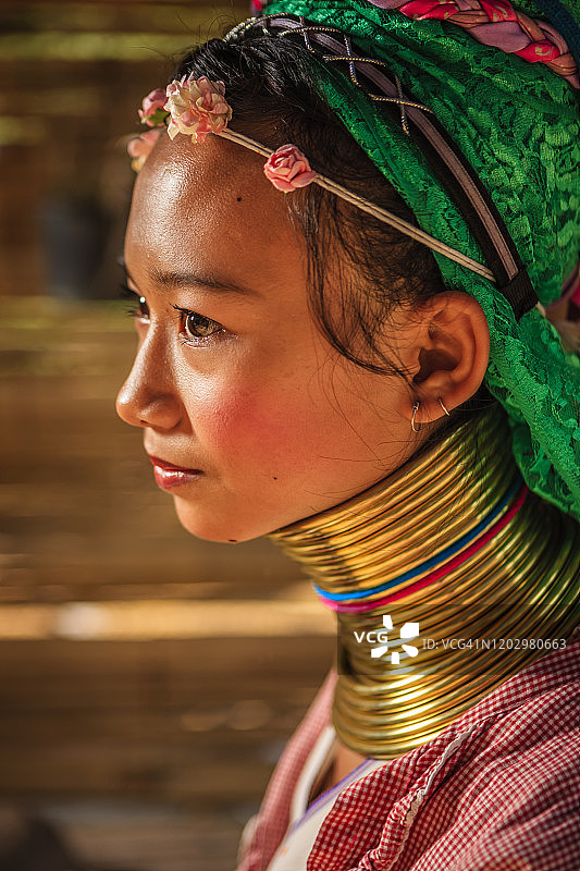 长颈喀伦族年轻女孩肖像图片素材