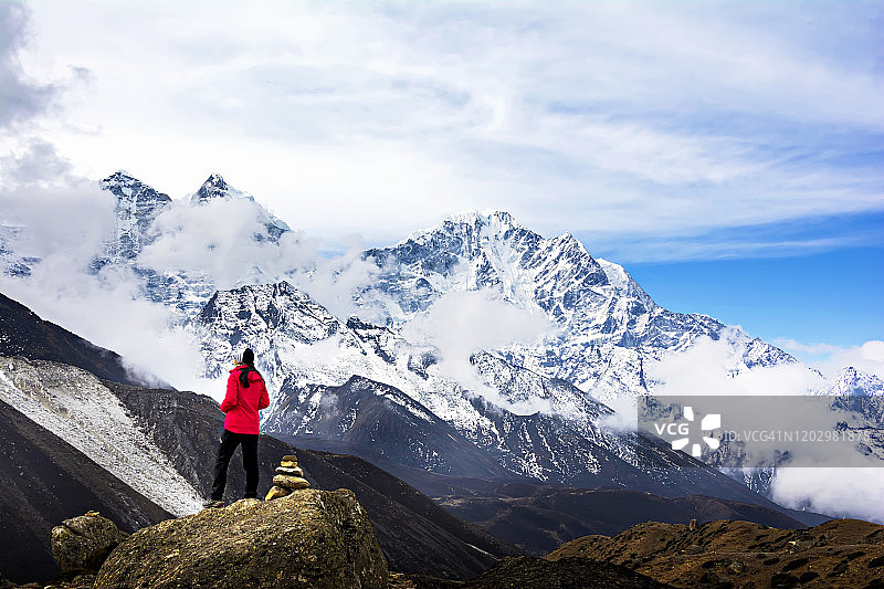 徒步旅行者欣赏尼泊尔喜马拉雅山的美景。图片素材