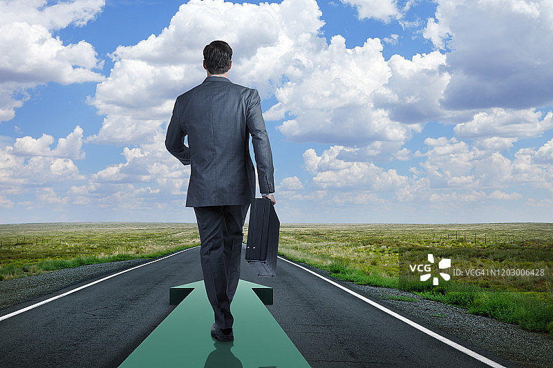 走在箭头路上的商人图片素材