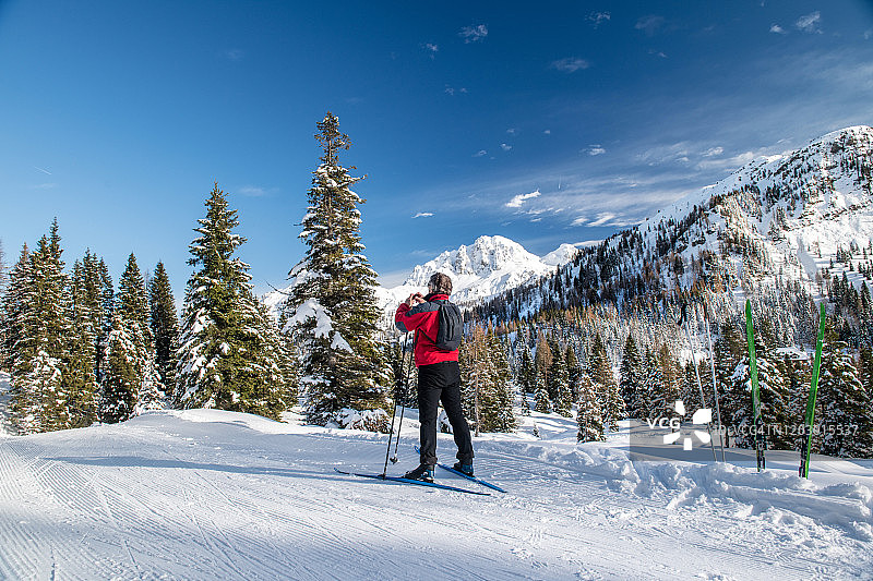 年长的男人在欧洲奥地利和意大利越野滑雪图片素材