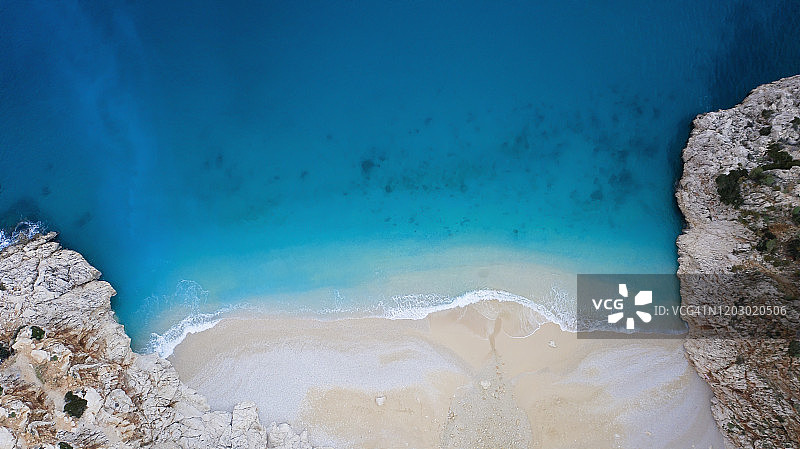 地中海卡普塔斯，沙滩和清澈碧绿海水的航拍视角图片素材