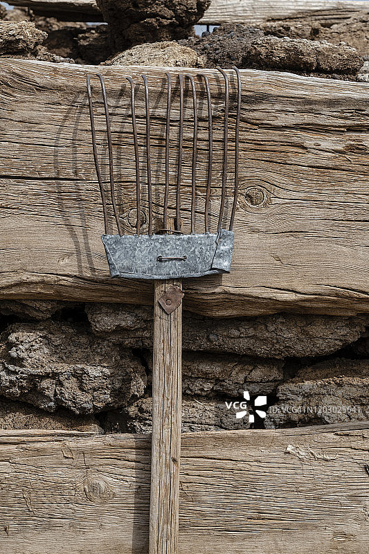 蒙古戈壁沙漠中的耙子图片素材