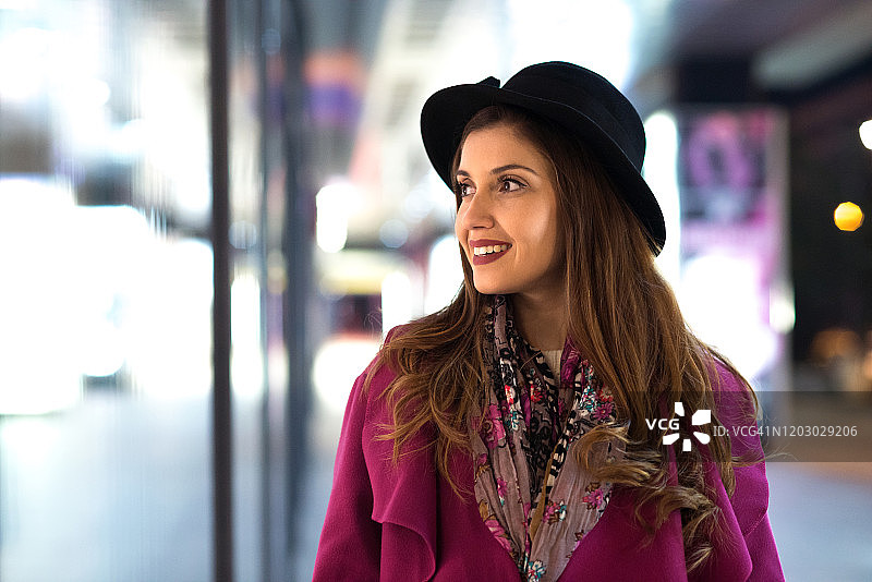 快乐的女人在晚上逛橱窗图片素材