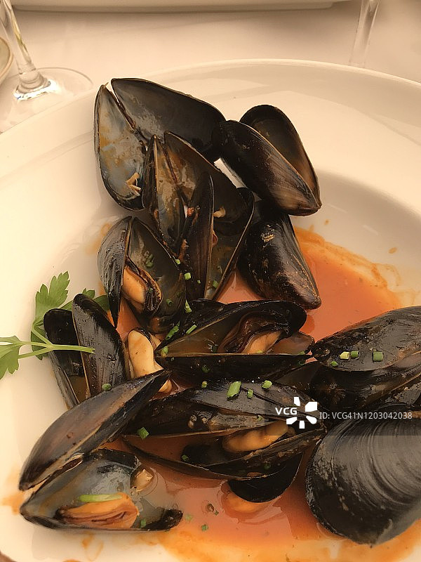 作为午餐的盘装贻贝图片素材