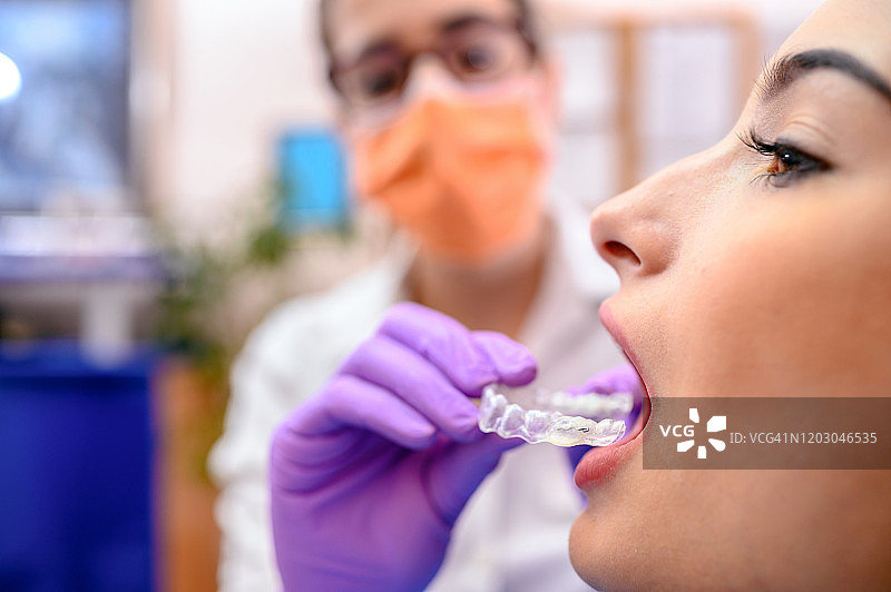 佩戴正畸硅胶训练器图片素材