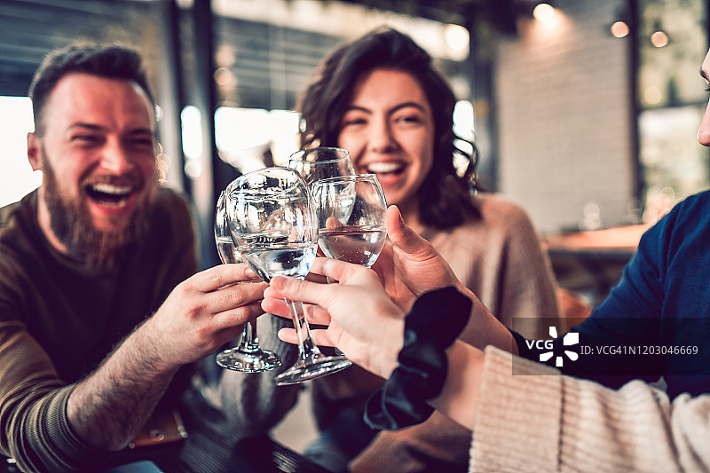 笑容满面的朋友们举起水杯庆祝祝酒图片素材