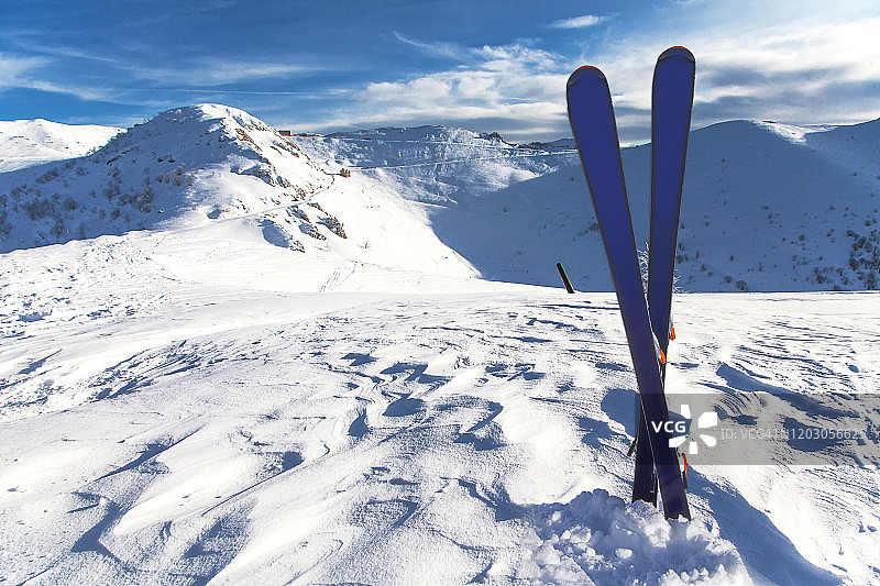 蓝天下的雪山美景图片素材