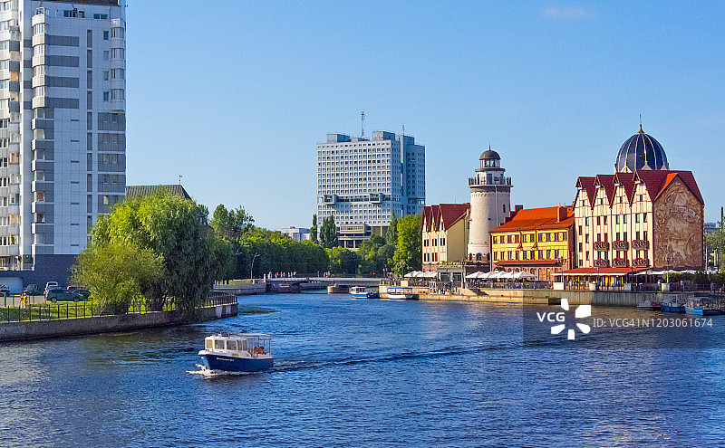 俄罗斯加里宁格勒普列戈利亚河沿岸的渔村和现代高层建筑图片素材