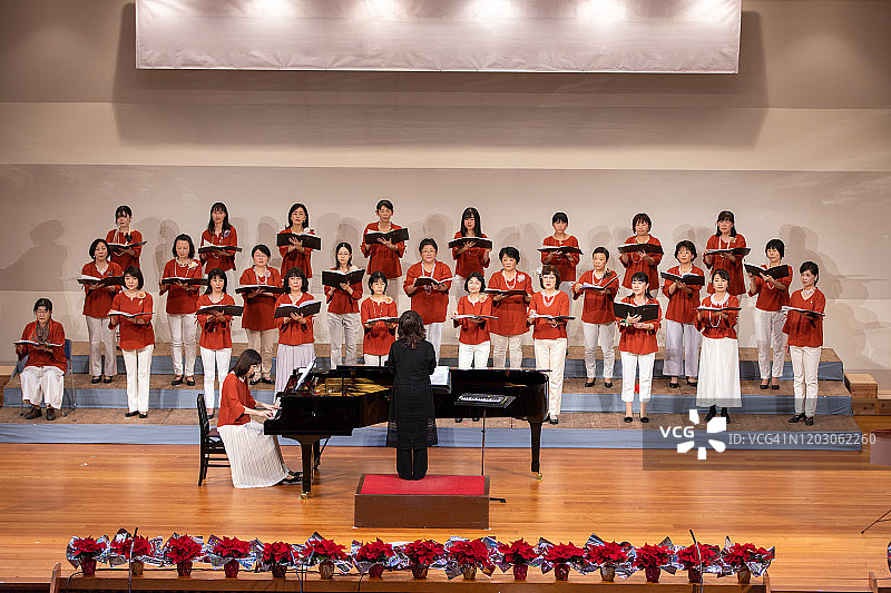 女子合唱音乐会图片素材