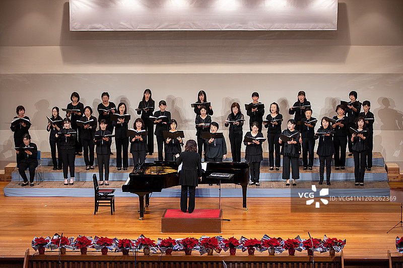 女子合唱音乐会图片素材