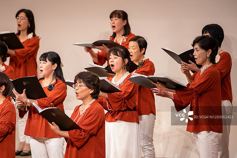 合唱音乐会上唱歌的妇女图片素材