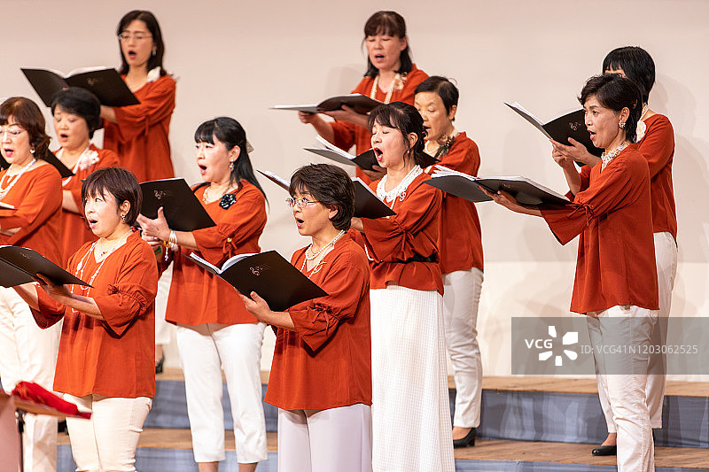 合唱音乐会上唱歌的妇女图片素材