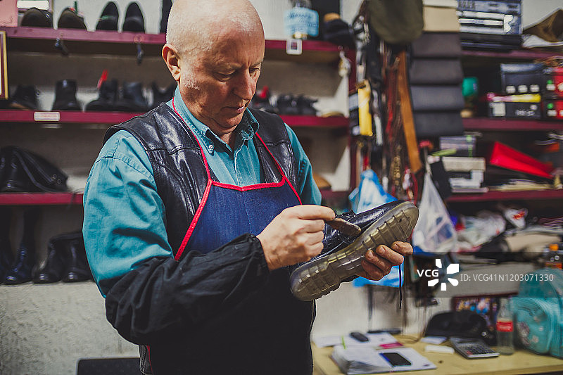 鞋匠正在粘鞋图片素材