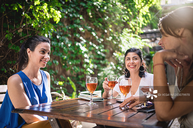 在咖啡馆喝酒的美丽女性讲着闲话图片素材