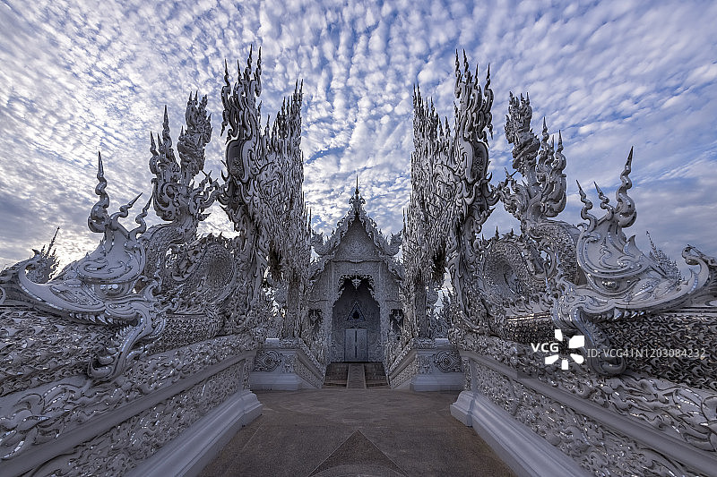 泰国清莱府最美的白色寺庙：白龙寺图片素材