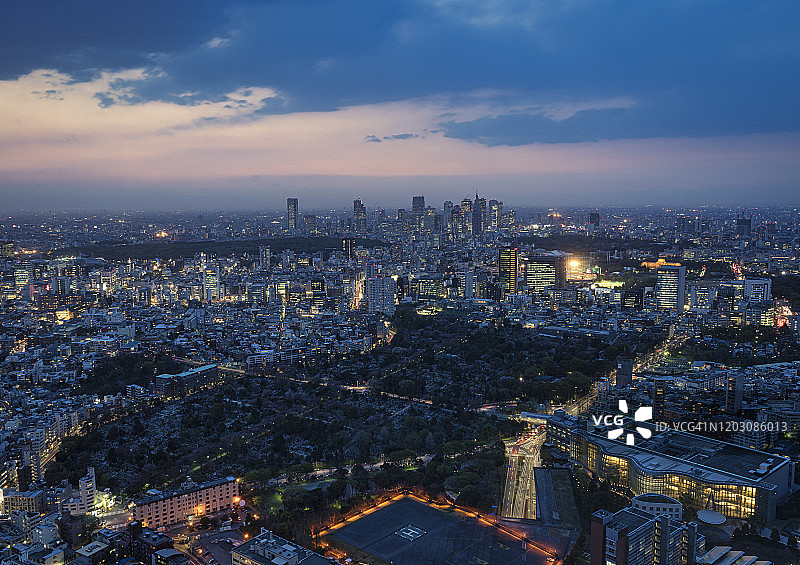 东京夜景天际线（新宿摩天大楼）图片素材