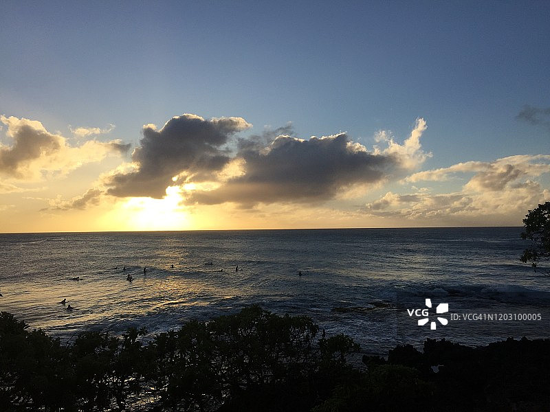 夏威夷太平洋上戏剧性日落的俯视照片图片素材