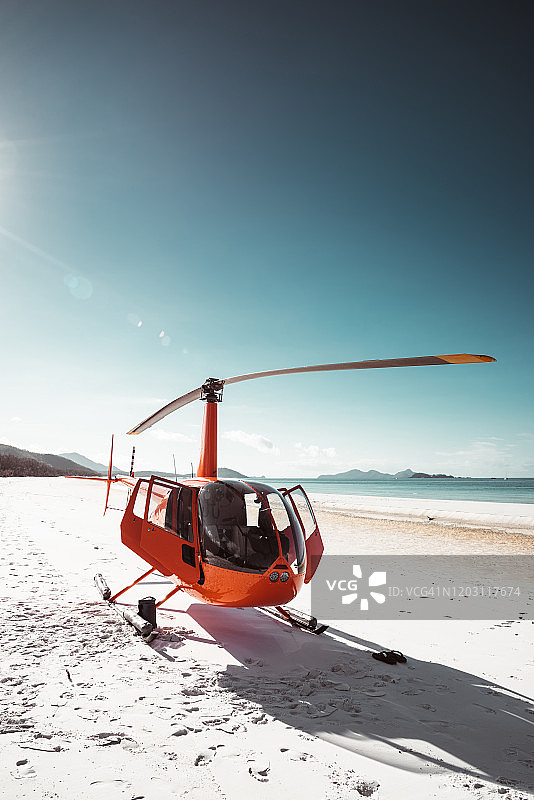 停在澳大利亚圣灵群岛海滩上的太子摩托车图片素材