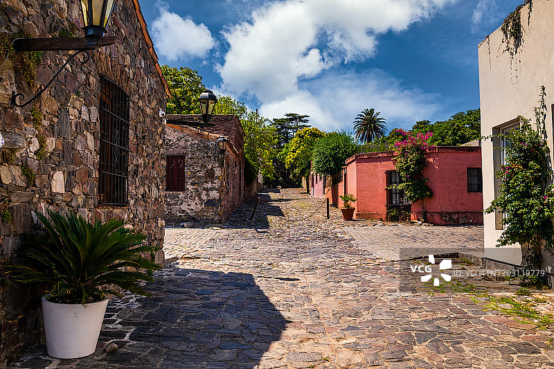 乌拉圭萨克拉门托殖民地的殖民时期街道和房屋图片素材