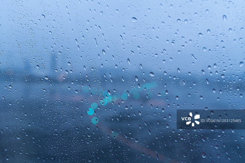 带雨滴的客机窗户图片素材