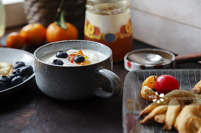 手工酥皮糕点和自制酸奶图片素材