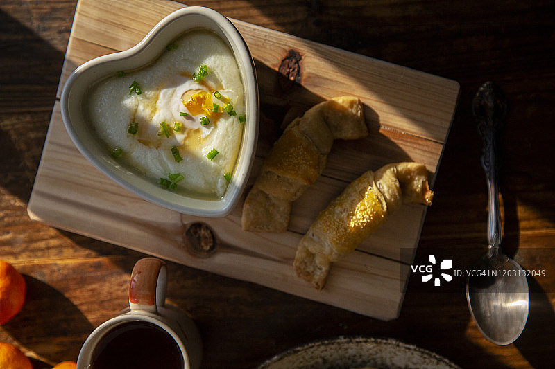 自制早餐：蒸蛋和烘烤泡芙图片素材