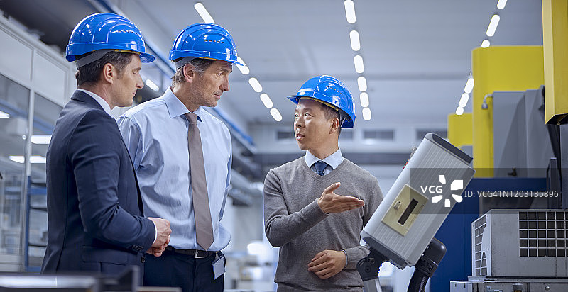 经理和工程师检查控制面板图片素材