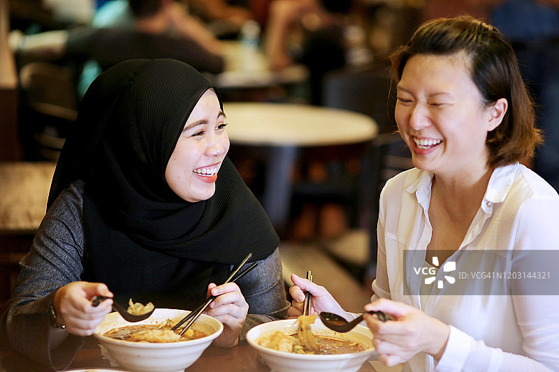 东南亚：在当地餐馆用餐的成年人图片素材