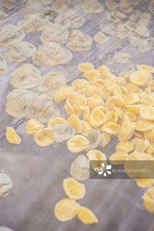 意大利特色自制新鲜面食（来自普利亚的猫耳朵面），晾在架子上图片素材
