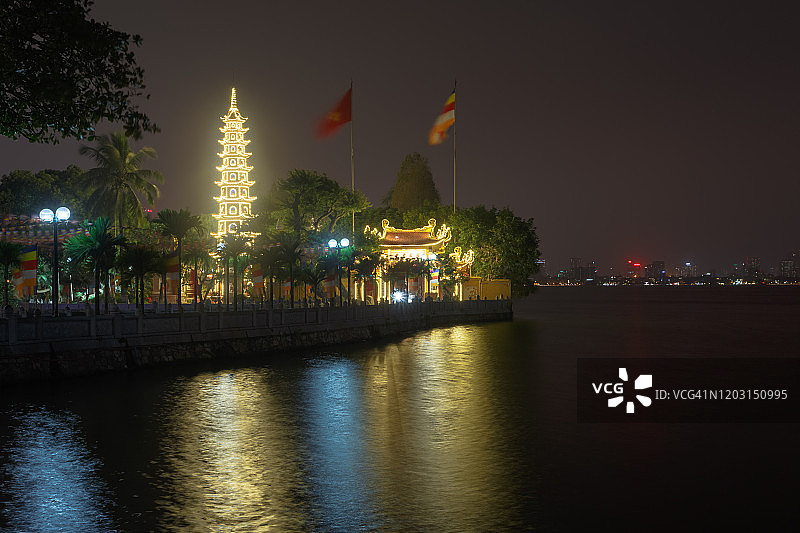 夜晚的镇国寺图片素材