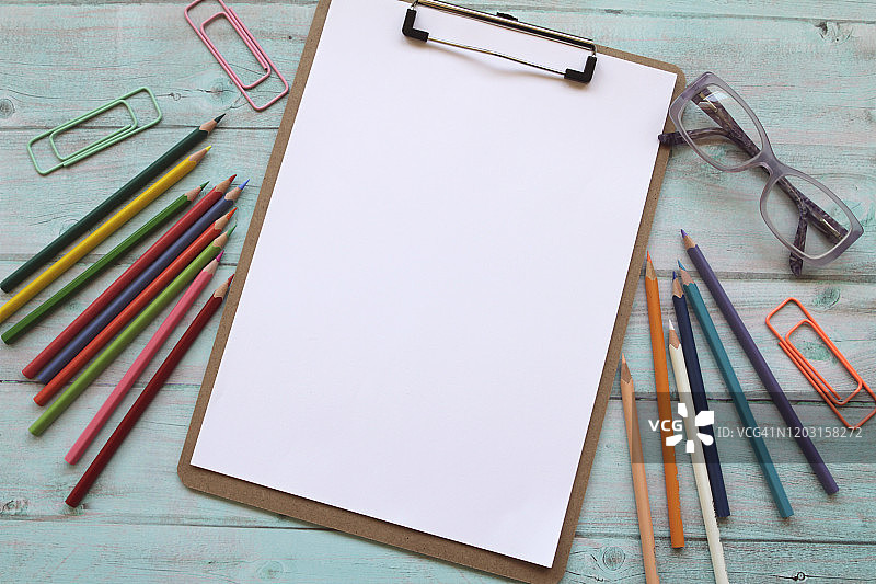 空白写字板和学校用品图片素材