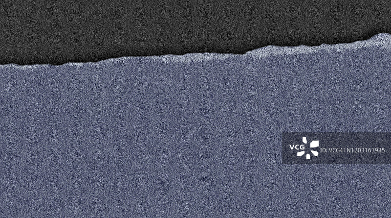 黑色背景上的蓝色纸张撕裂效果图片素材