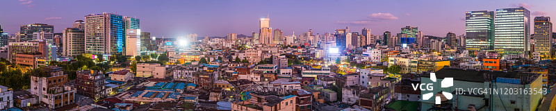 韩国首尔拥挤屋顶上的摩天大楼日落全景图片素材