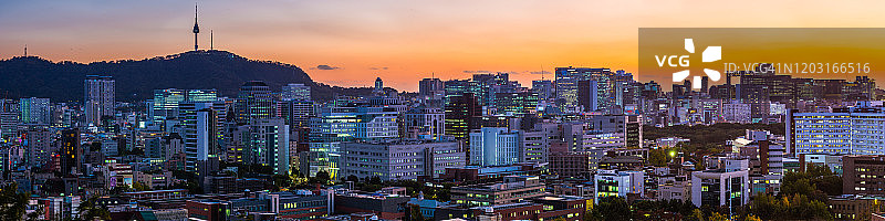 韩国首尔南山塔俯瞰日落时分的摩天大楼图片素材