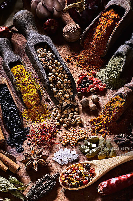 乡村木桌上的各式香料和草药图片素材