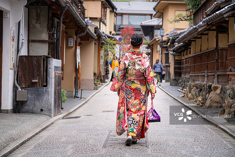 亚洲年轻女游客身穿日本传统和服在京都三年坂街观光图片素材