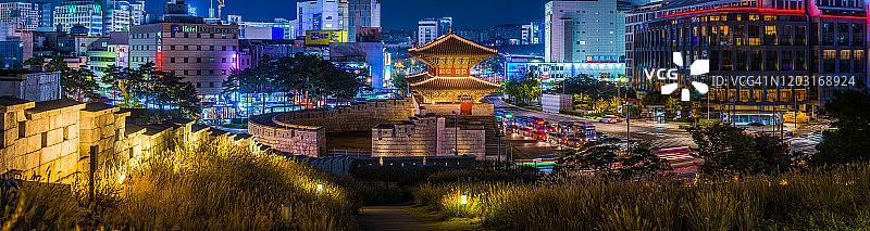 韩国首尔兴仁之门（东大门）城墙霓虹夜景全景图片素材