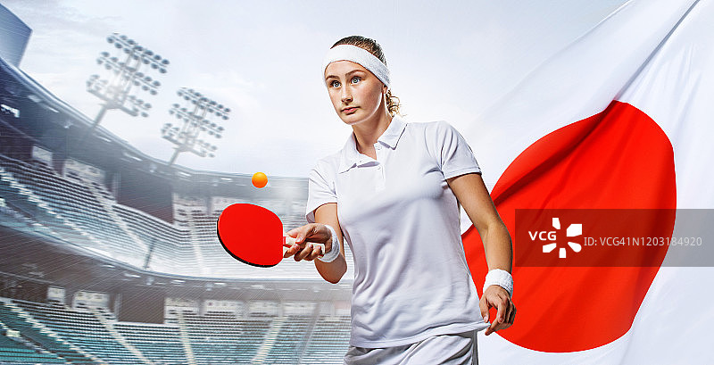 在演播室拍摄的美丽年轻女子乒乓球运动员图片素材