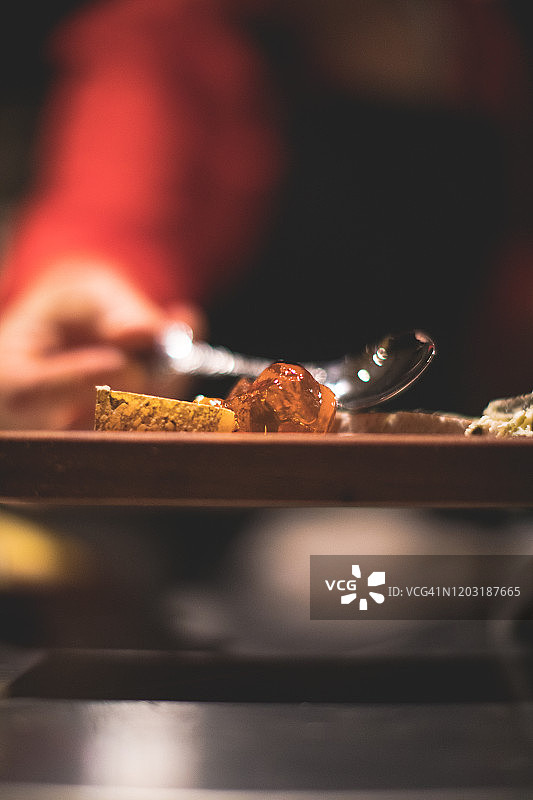 年轻厨师准备奶酪拼盘图片素材