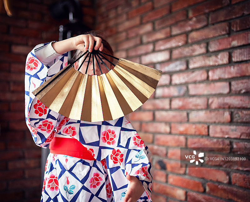 透过扇子观看的艺伎图片素材