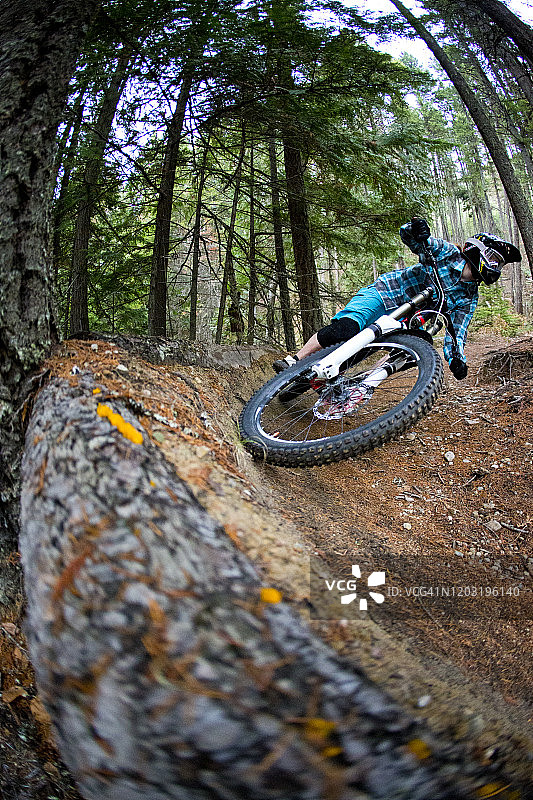 速降山地自行车女骑手图片素材