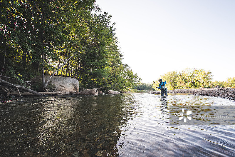 男子在新罕布什尔州北康威的萨科河上飞蝇钓鱼图片素材