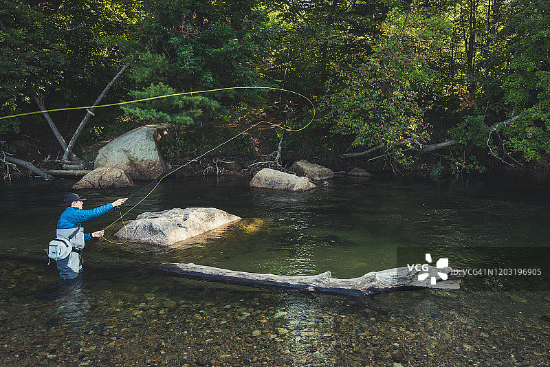 男子在新罕布什尔州北康威的萨科河上飞蝇钓鱼图片素材